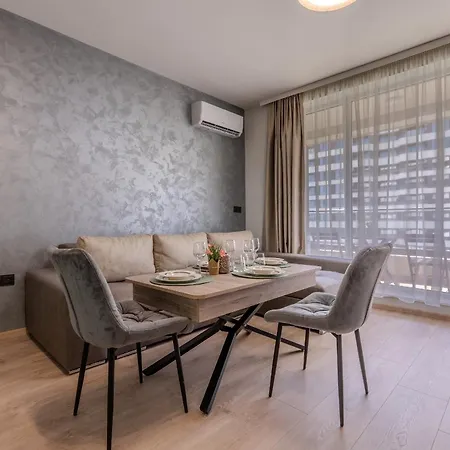 Park South, Free Parking, Swimming Pool Apartment