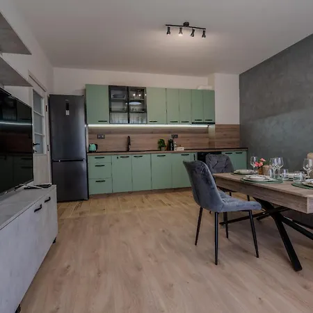 Park South, Free Parking, Swimming Pool Apartment *