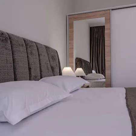 Park South, Free Parking, Swimming Pool * Warna